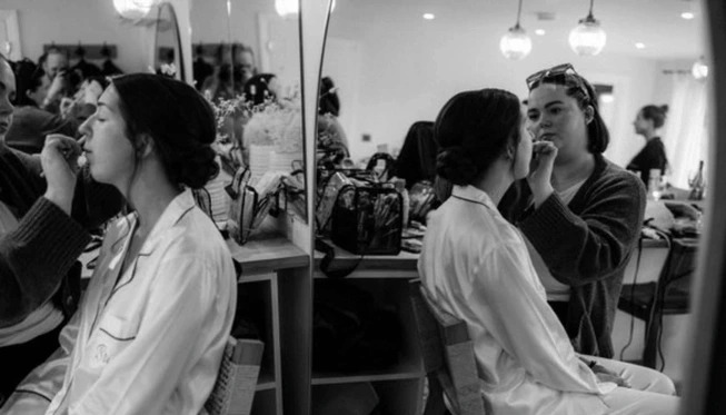 emma-victoria-applying-make-up-for-client-event